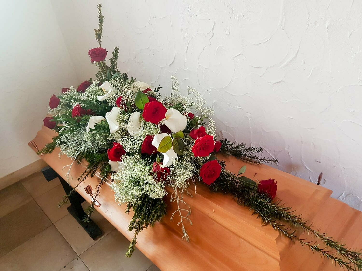 Sargschmuck - volles längliches Bukett mit roten Rosen und Callas