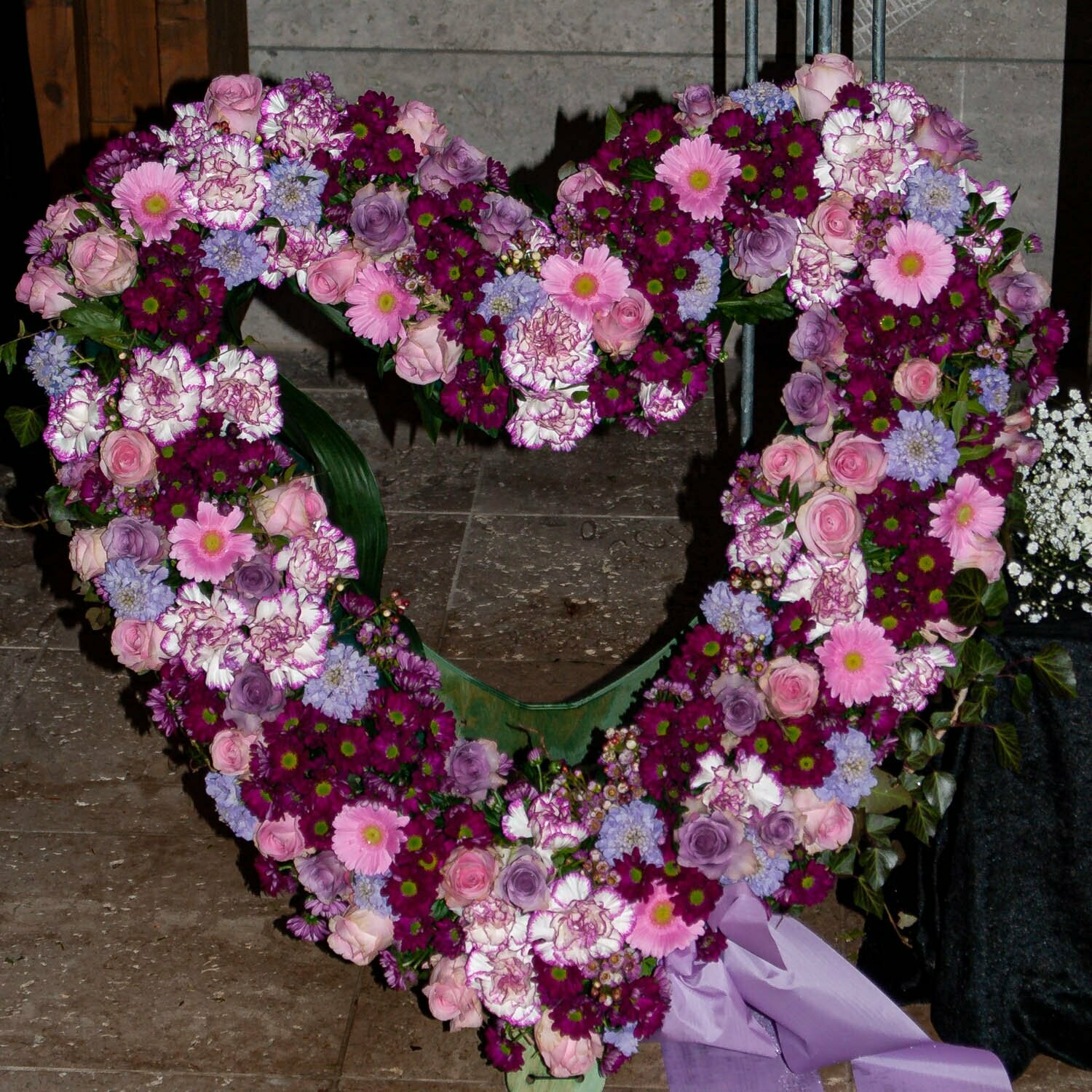 Trauer-Herz, mit gemischten Blumen in flieder-violett, offen, ca. 70 cm