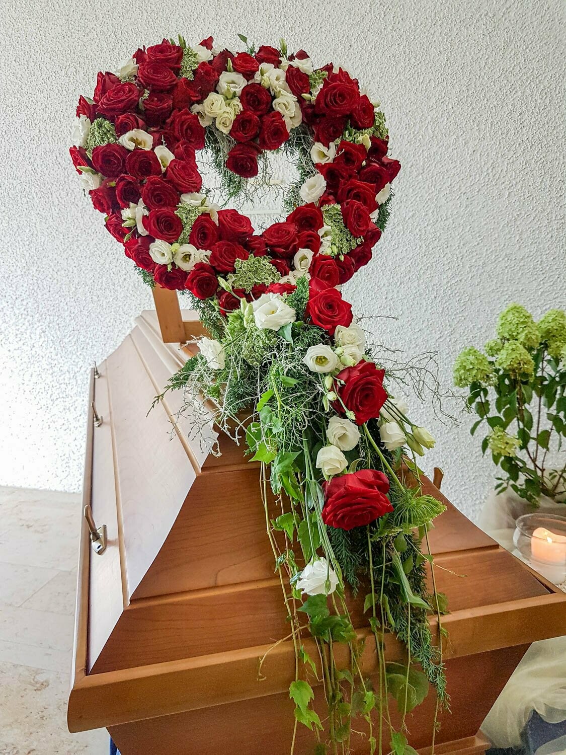 Sargschmuck - als aufgestelltes Herz mit roten Rosen und weißen Blumen