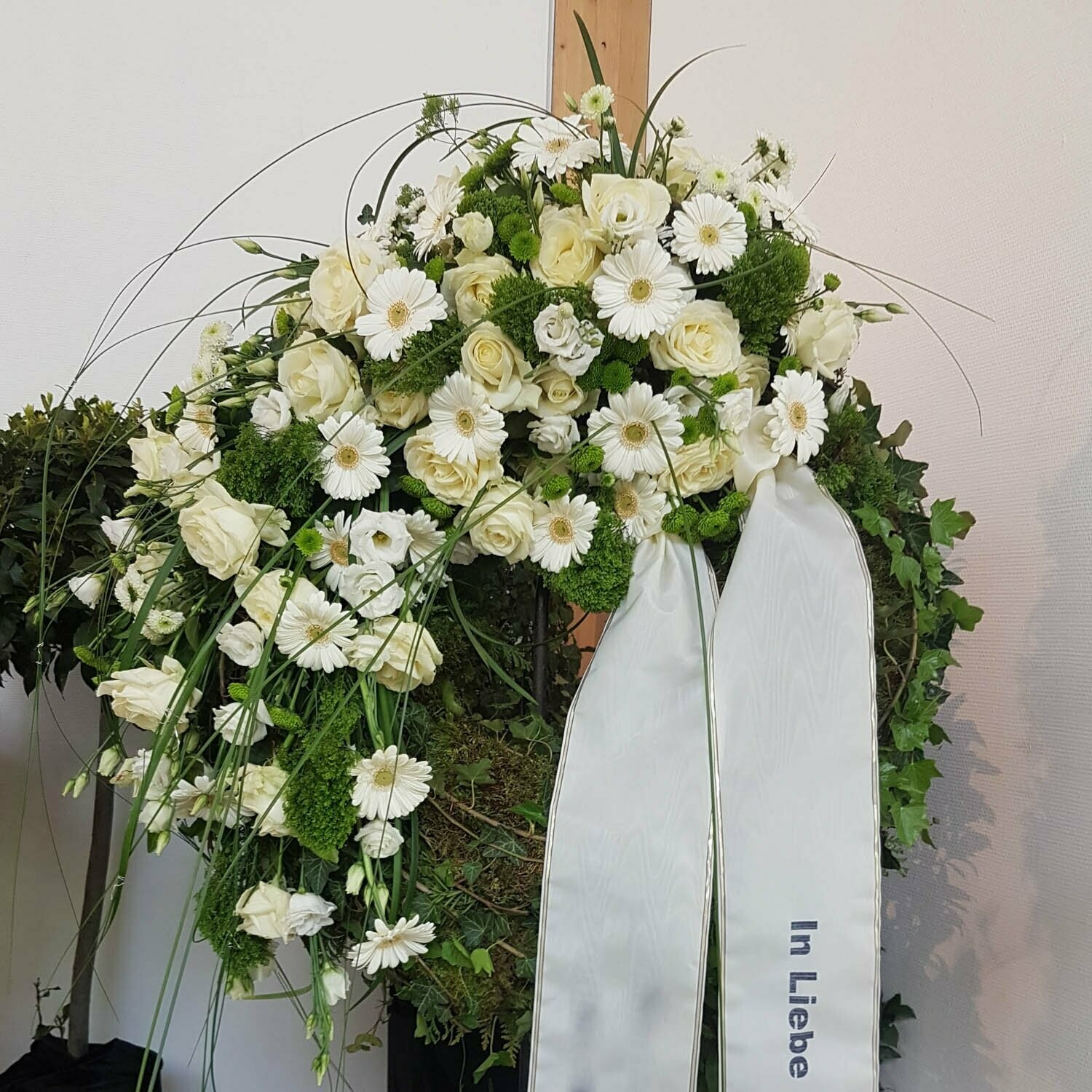 Trauer-Kranz, mit einem Bukett weiß, ca. 70 cm