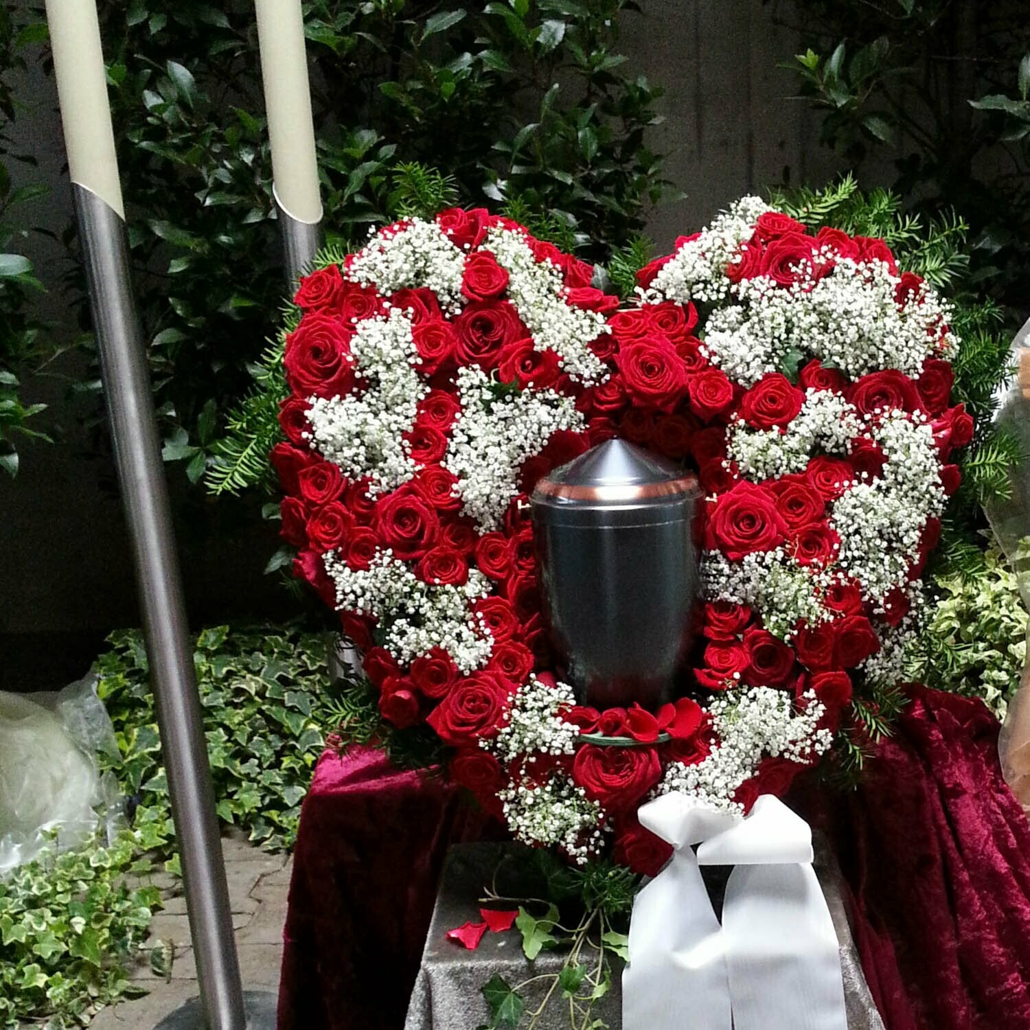 Urnenschmuck - Herz, ca. 60 cm, rote Rosen mit weiß