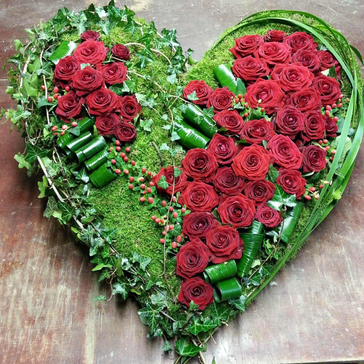 Trauer-Herz rot-grün, geschlossen strukturiert gearbeitet, ca. 50 cm