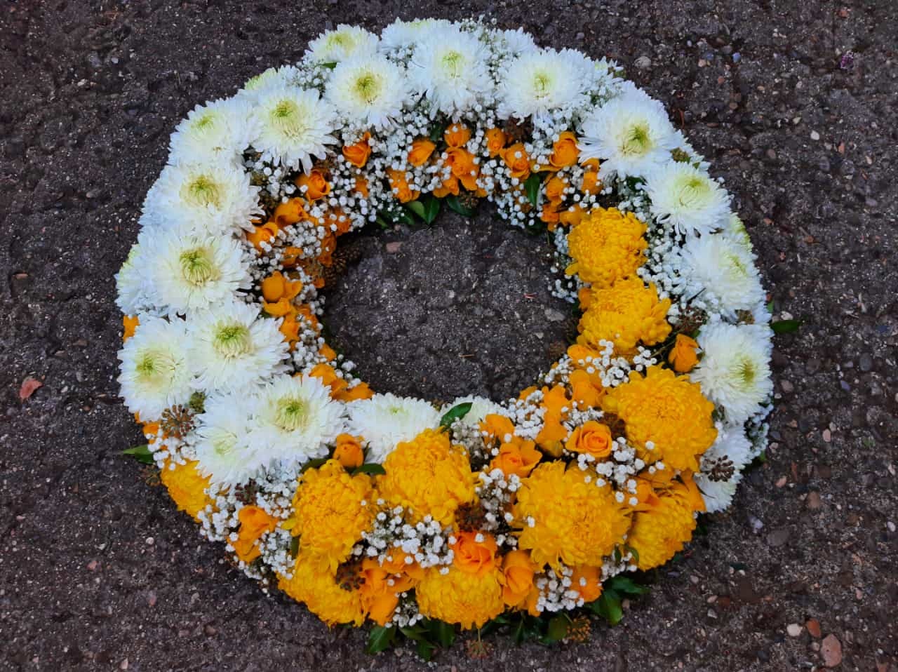 Trauer-Kranz, Blütenkranz weiß-gelb, ca. 65 cm