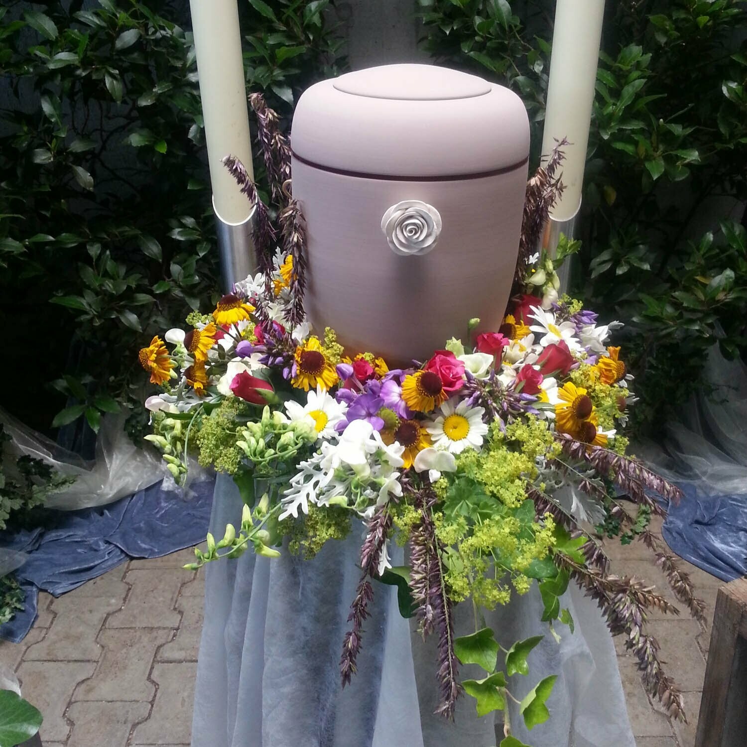 Urnenschmuck - Kranz mit bunten Sommerblumen
