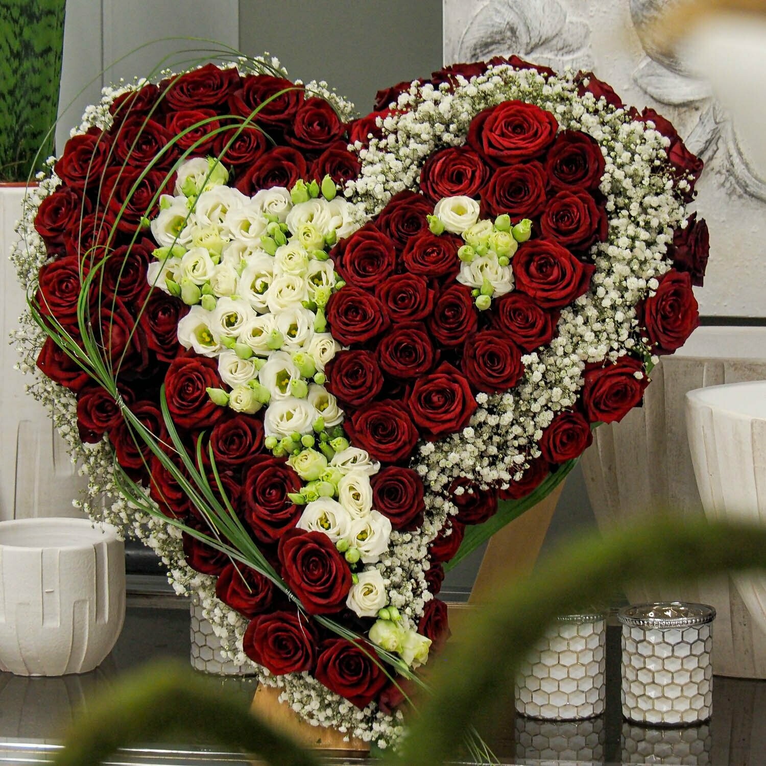 Trauer-Herz, strukturiert mit roten Rosen und weiß, geschlossen, ca. 70 cm