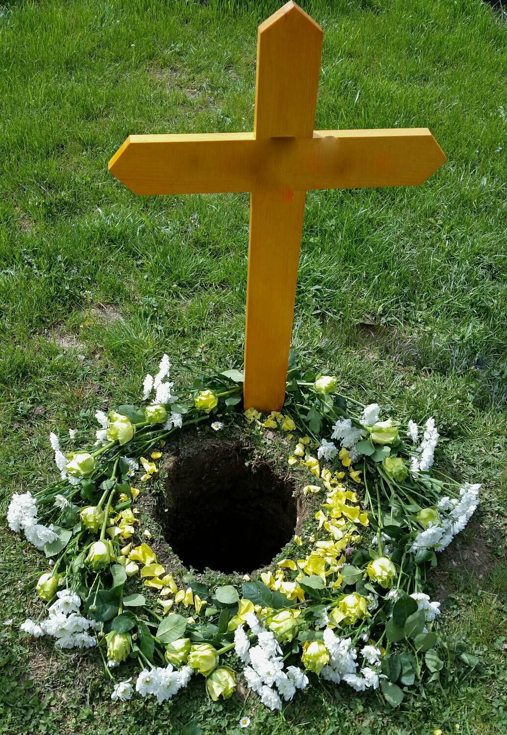 Dekoration am Urnengrab - Gestaltung mit Blüten und einem Streukörbchen