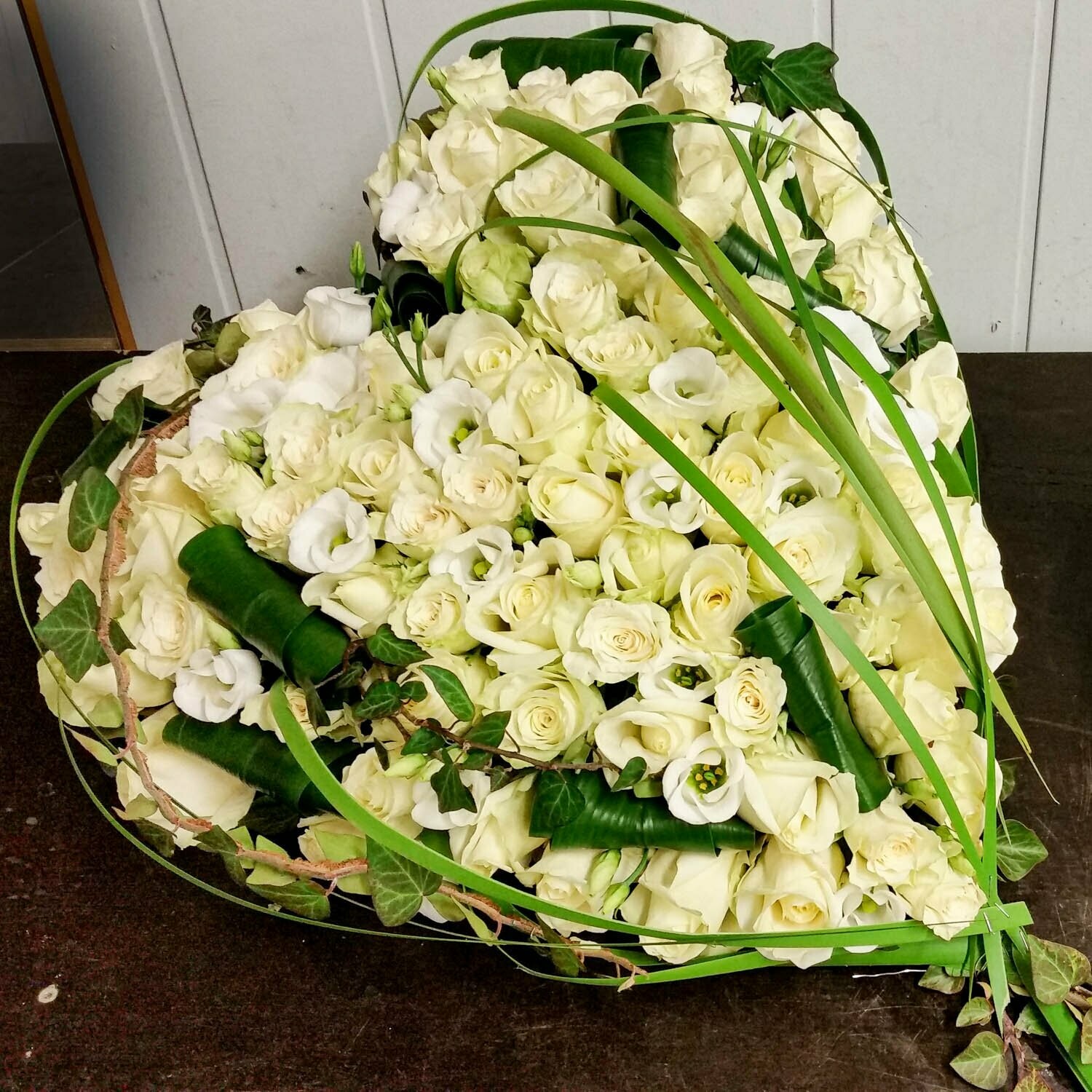 Trauer-Herz weiß mit Rosen, geschlossen, ca. 50 cm