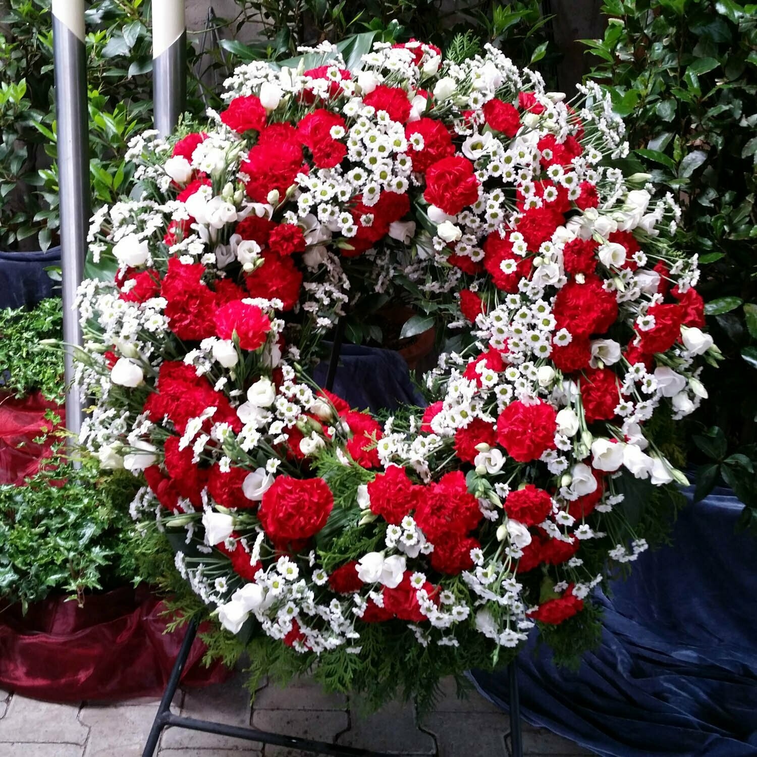 Trauer-Kranz, Blütenkranz rot-weiß, ca. 70 cm