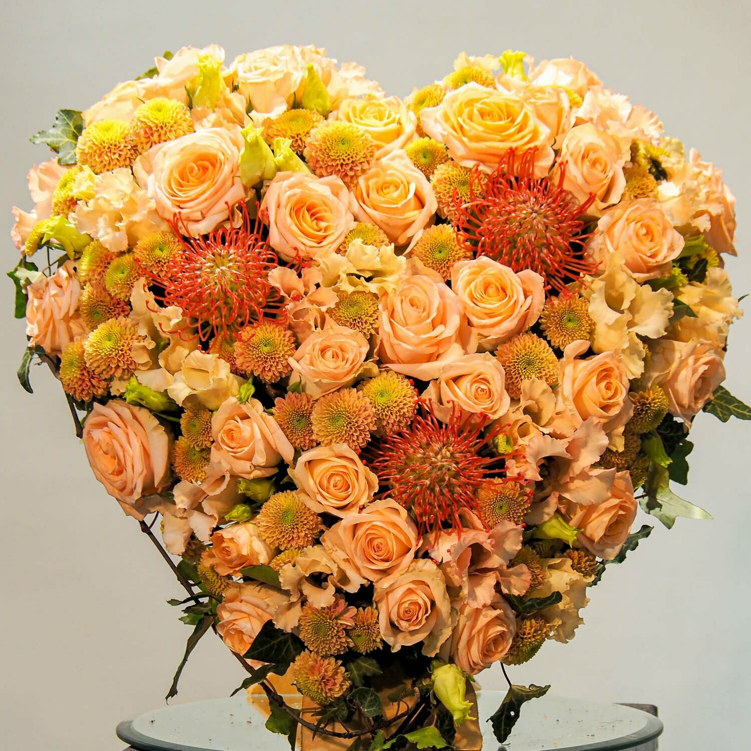 Trauer-Herz orange, geschlossen mit Rosen und Nadelkissen, ca. 40 cm