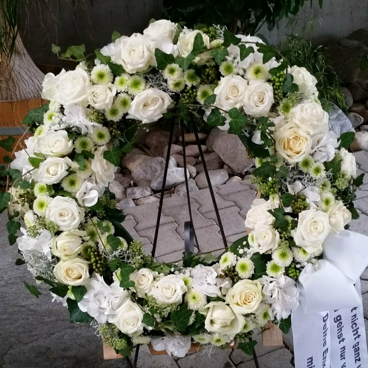 Trauer-Kranz, Blütenkranz weiß-grün, ca. 70 cm