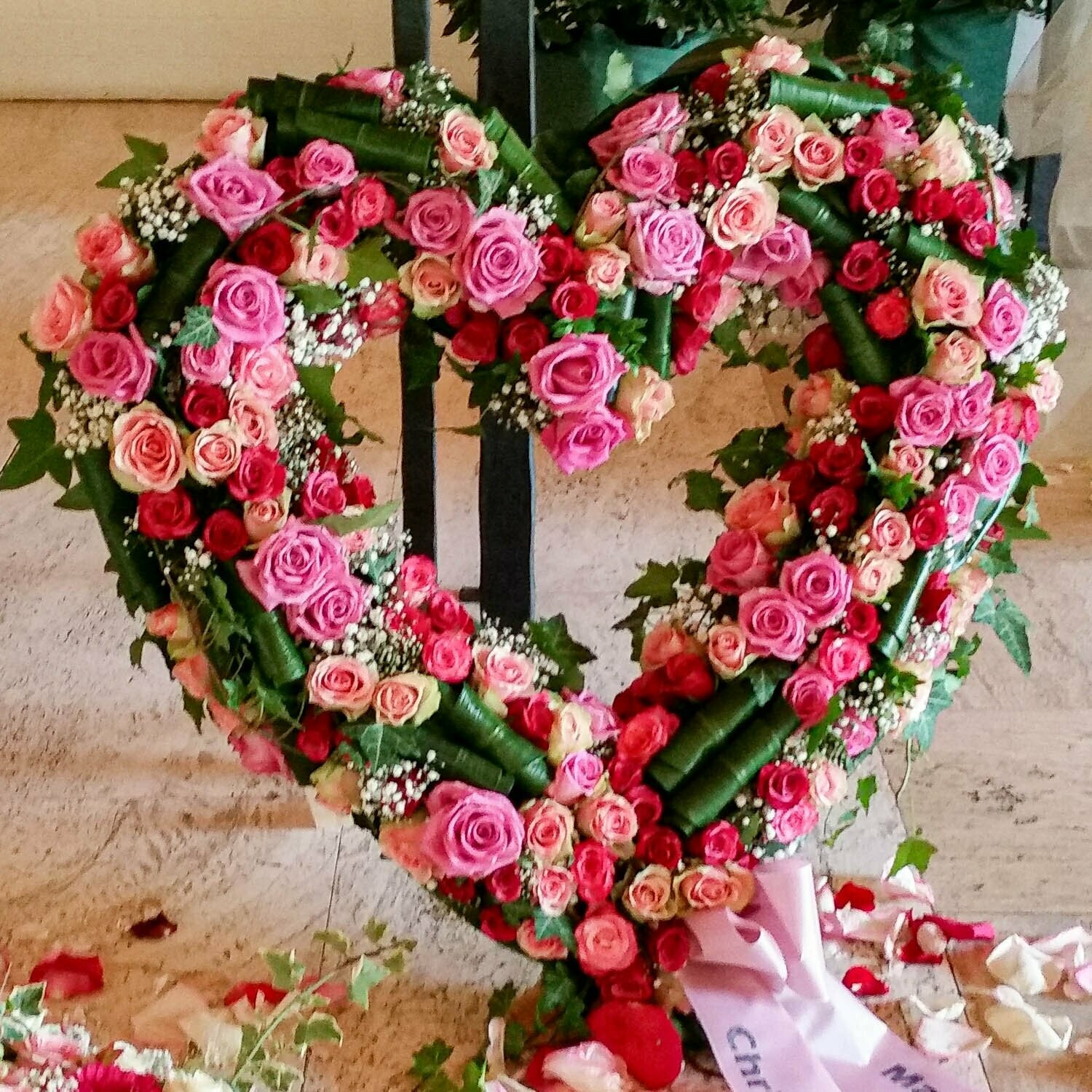 Trauer-Herz mit pink-rosa Rosen, offen strukturiert gearbeitet, ca. 70 cm