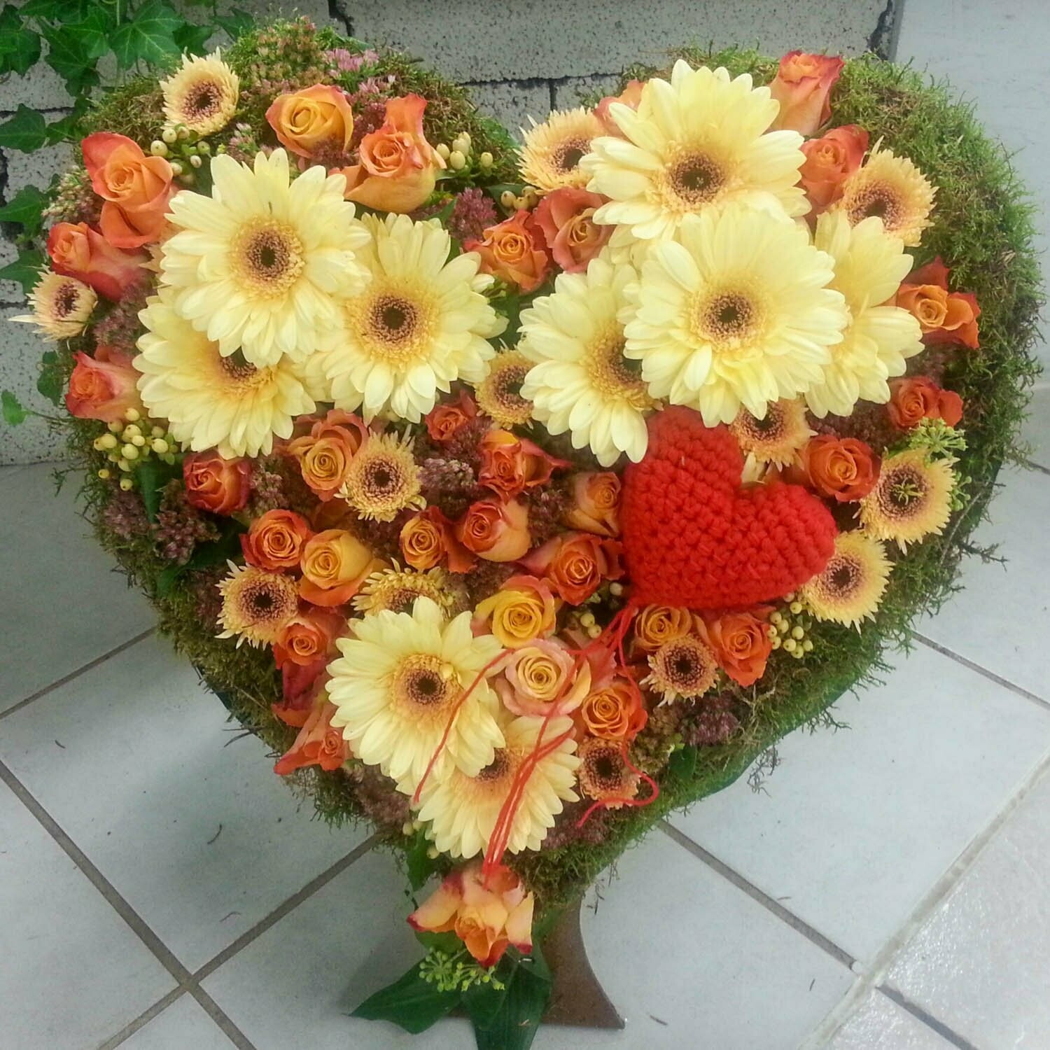 Trauer-Herz creme-orange, geschlossen mit Rosen und Gerbera, ca. 50 cm