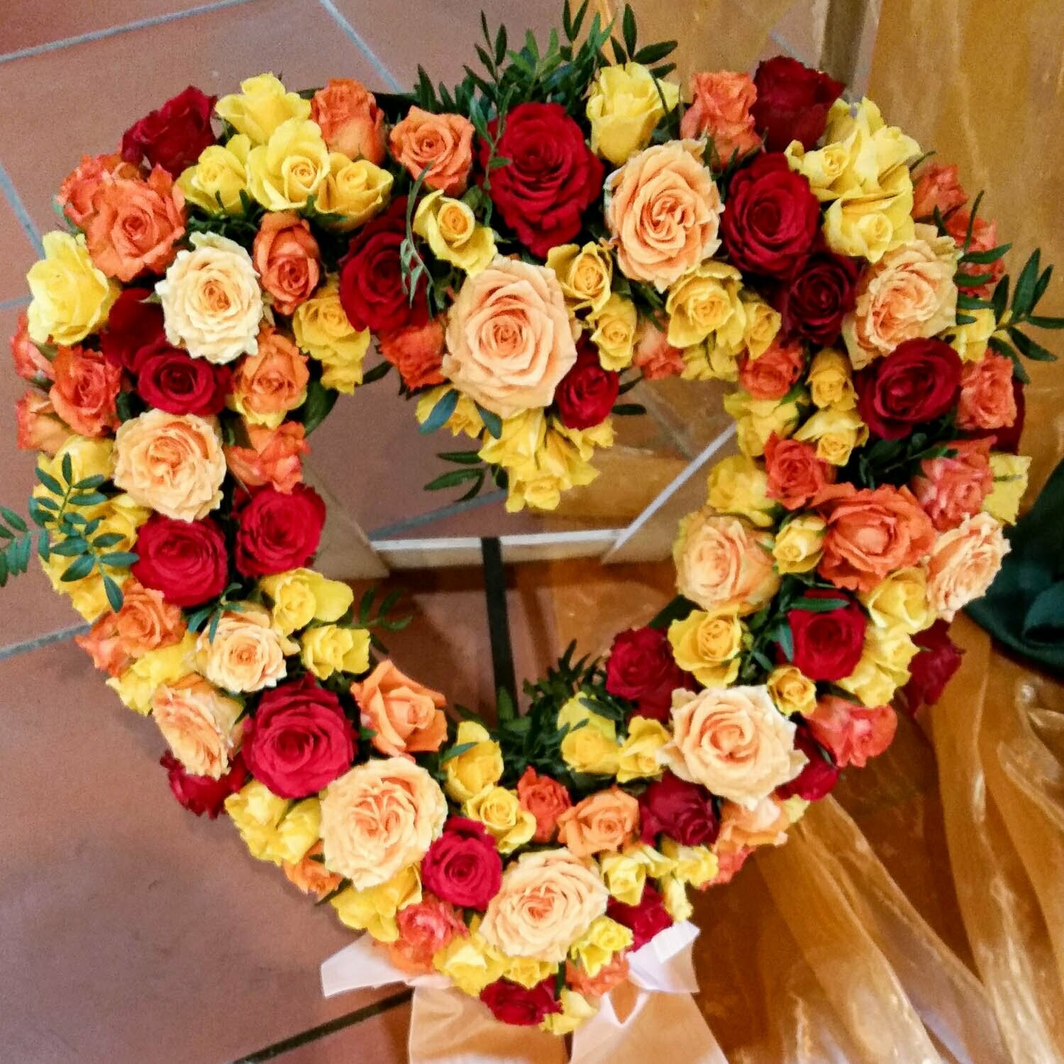 Trauer-Herz, mit gemischten Rosen in gelb-orange-rot, offen, ca. 50 cm