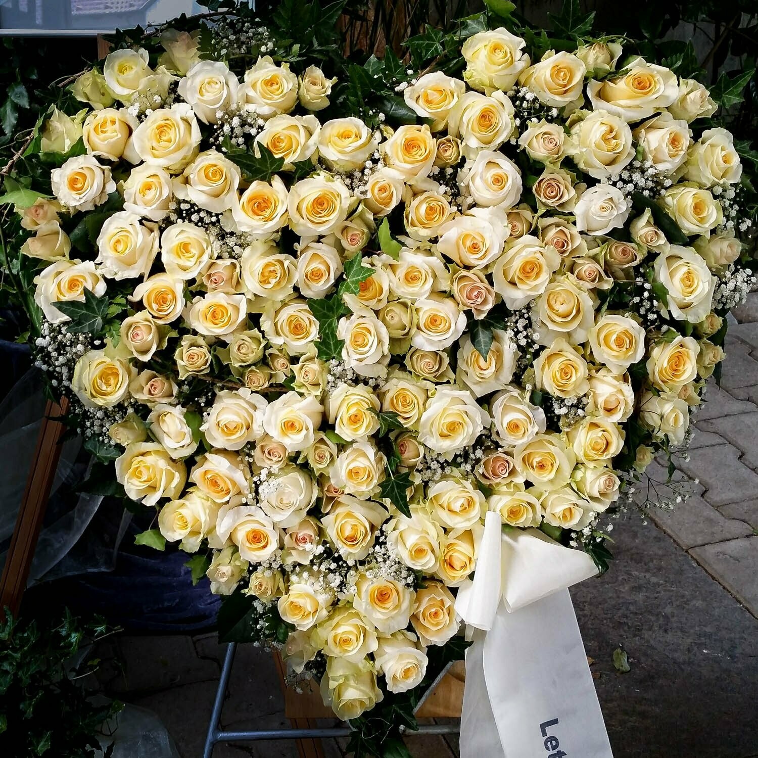 Trauer-Herz mit creme Rosen, geschlossen, ca. 70 cm