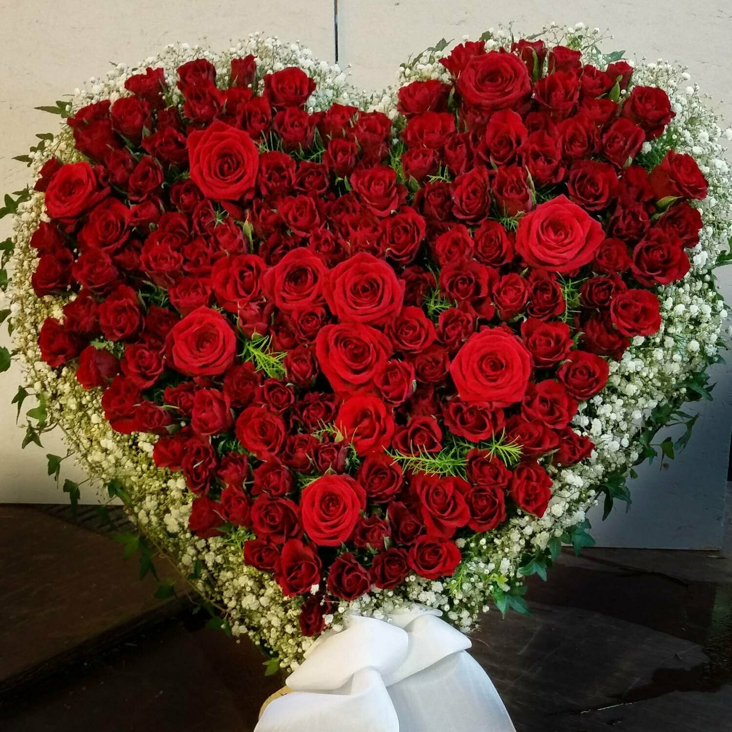 Trauer-Herz, mit roten Rosen und weißem Rand, geschlossen, ca. 60 cm